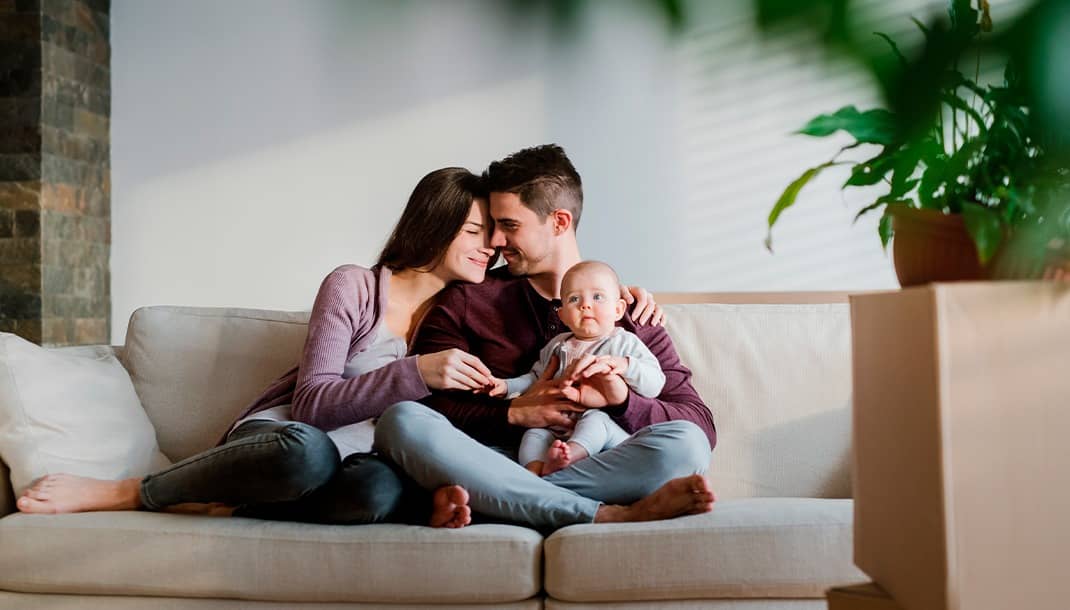 Familia en su nueva casa con Crediexpres